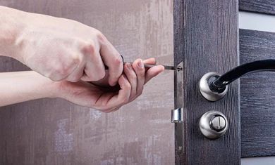 locksmith-replaces-old-door-lock-260nw-1672078990.jpg